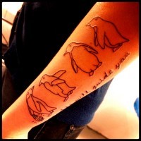 Tatuaje en el antebrazo, siluetas de cuatro pingüinos