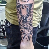 Schwarze Tinte Schlange mit Baum und Apfel Unterarm Tattoo