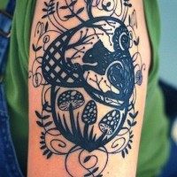 Tatuaggio nero sul braccio il scoiattolo & i disegni