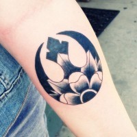 Tatuaje en el antebrazo, emblema  único de la alianza  Rebelde decorado con  flor