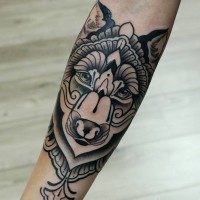 Schwarze Tinte stilisierter Wolfskopf Unterarm Tattoo