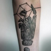 Stile surrealista inchiostro nero dipinto da Michele Zingales tatuaggio avambraccio della mano umana con figura geometrica