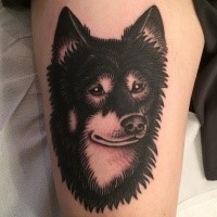 Schwarzes Oberschenkel Tattoo mit traurigem Wolfskopf