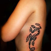 inchiostro nero lucertola tribale tatuaggio sulle costolette per ragazza