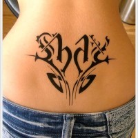 inchiostro nero tatuaggio su parte bassa di schiena per ragazza
