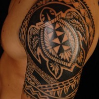 Schwarze Tinte Schildkröte Tattoo an der Schulter im polynesischen Stil