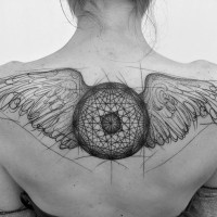 Tatuaje en la espalda,
diseño de círculo misterioso con alas extendidas