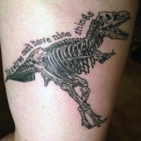 Schwarzes sehr detailliertes Bizeps Tattoo Dinosaurierskelett mit Schriftzug