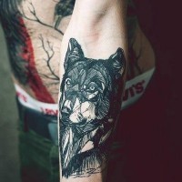 Tatuaje en el antebrazo, lobo sabio de tinta negra