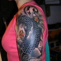 Schwarzer Koi-Karpfen Tattoo am halben Ärmel für Mädchen