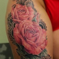 pizzo nero e rose rosa tatuaggio sulla coscia per donna da Nastya Vilks