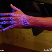Tatuaje  de esqueleto  en la mano, tinta ultravioleta