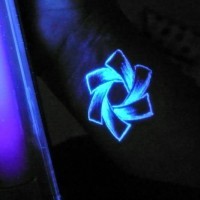 grafica esahedro luce nera tatuaggio su braccio
