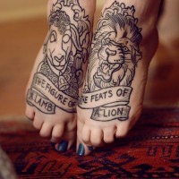 Tatuaje en los pies, dos leones de lineas negras