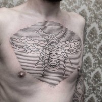Schwarze Linien Käfer Tattoo auf der Brust von Chaim Machlev