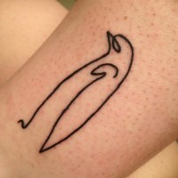 Schwarze Linien netter Pinguin Tattoo