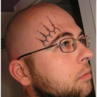 Design Tattoo mit schwarzen Linien auf dem Gesicht