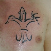 Tatuaje en el pecho, 
 flor de lis con siluetas de animáles