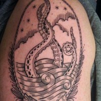 Tatuaje en el brazo,
tentáculos de pulpo que salen del agua