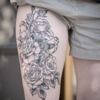 Tatuaje de jardín de flores con pajaritos