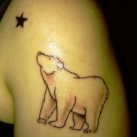 linee nere silhouette orso e stella tatuaggio sulla spalla