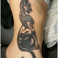 Schwarze schöne ägyptische Katze Tattoo an Rippen