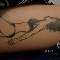 Schwarzes Oldschool Tattoo mit Mädchen, das in der Sonne liegt