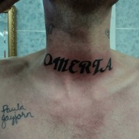 nero omerta' lettere tatuaggio su collo