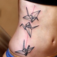 Schwarze Origami-Vögel Tattoo an Rippen
