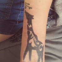dipinto nero giraffa con ramo tatuaggio