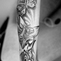 dipinto inchiostro nero farfalla tatuaggio manicotto