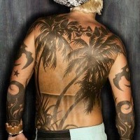 Tatuaje en la espalda, palmas negras