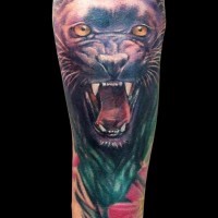 Schwarzer Kopf des Panthers Tattoo am Bein