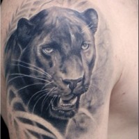 Tatuaggio pittoresco sul deltoide la pantera nera