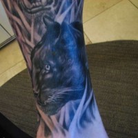 Tatuaggio carino sulla gamba la pantera nera