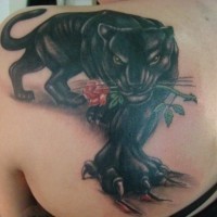 Schwarzer Panther mit einer Rose im RachenTätowierung am Schulterblatt