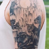 pantera nera e luna piena tatuaggio sulla scapola