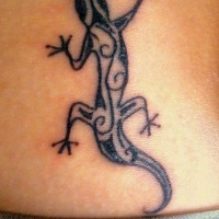 Tatuaje  de lagarto pequeño negro, patchwork