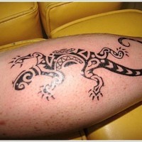 Tatuaje en la pierna, lagarto negro, patchwork