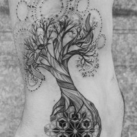 Tatuaje en las costillas, árbol con tronco retorcido  patchwork