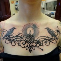 Tatuaje en el pecho, dos cuervos y patrones, color negro