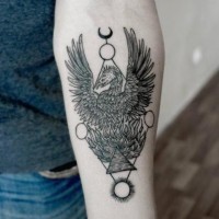 Schwarzer Phönix in alchimistischem Stil Tattoo am Arm