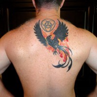 Schwarzer Phönix in Flamme Tattoo am Rücken