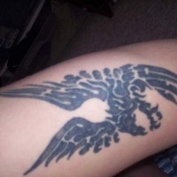 Tattoo von schwarzem Phönix am Arm