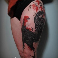 Tatuaje en la pierna, gallo negro con cresta roja