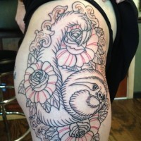 Tatuaje  de perezoso con flores, líneas negro y rojo