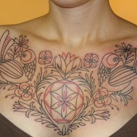 Tatuaje en el pecho, 
líneas rojos y negros de aves y flores