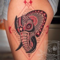 Schwarzroter Patchwork Elefantenkopf Tattoo am Oberschenkel