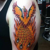 Tatuaje en el brazo, fénix en las llamas