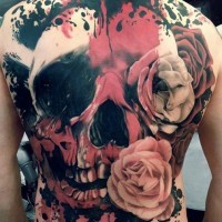 cranio rosso nero con rose rosa tatuaggio da Mirco Campioni